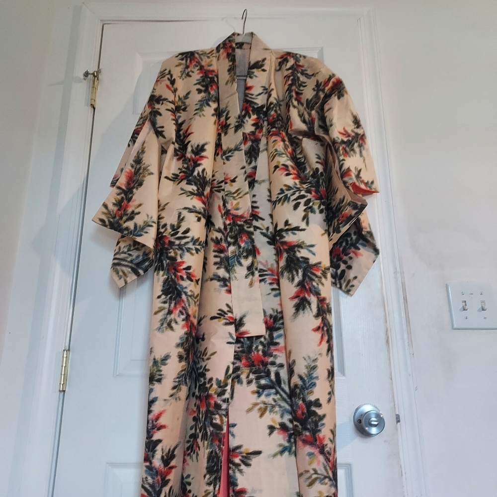 Vintage Japanese Kimono w/ fuzzy floral design - Picture 7 of 11